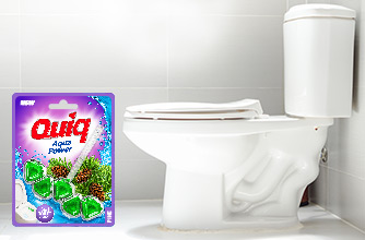 Limpie la taza del inodoro con...